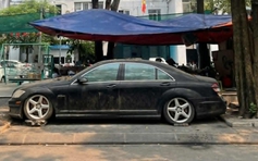 Mercedes S63 bị bỏ quên 10 năm trên vỉa hè Hà Nội