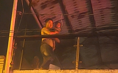 Đại úy băng qua đám cháy, cứu thoát em bé 13 tháng tuổi