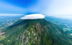 Chàng trai săn được khoảnh khắc 'mây đĩa bay' ôm trọn đỉnh núi Bà Đen