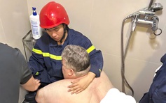 Giải cứu du khách Mỹ nặng gần 300 kg mắc kẹt trong phòng vệ sinh ở Đà Nẵng