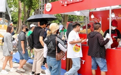 Nhiều người kiên nhẫn xếp hàng để thưởng thức món ăn ‘quốc dân’