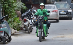 Hết 'gồng' nổi giá xăng, Grab thông báo tăng phụ phí