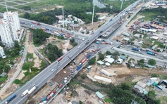 Nút giao 4 tầng ở cửa ngõ cảng Cát Lái đạt 75% tiến độ, còn 'kẹt' 6 hộ dân