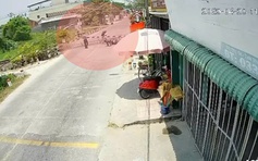 Liều lĩnh lái xe máy tông gãy gác chắn đường sắt khi tàu đang tới