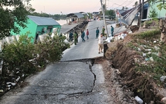 Sạt lở tại Cà Mau, 60 mét lộ nứt toác trượt xuống sông