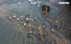 Cận cảnh cõng học sinh 'cắt' sông Xà Lò đến lớp, hiểm nguy trong từng bước chân