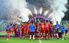 Chùm ảnh U.17 Việt Nam ăn mừng 'tẹt ga' cùng cúp vô địch Đông Nam Á, VFF thưởng 1,1 tỉ đồng