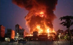 Hà Nội: Cháy bãi dầu thải, khói lửa đỏ rực một góc trời