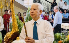 Nguyên Chủ tịch nước Nguyễn Minh Triết dâng hương tưởng niệm các vua Hùng