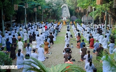 Giỗ tổ Hùng Vương: Người dân TP.HCM đi chùa, học cách 'quay về với chính mình'