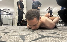 Tổng thống Trump họp báo, công bố ảnh nghi phạm nổ súng