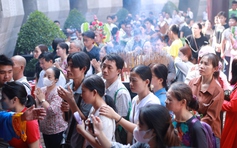 Mùng 10 tháng 3, biển người đổ về đền tưởng niệm các Vua Hùng ở TP.HCM