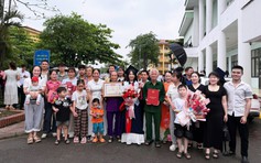 Nữ thủ khoa ‘gây bão mạng’ khi đưa 29 người thân đi dự lễ tốt nghiệp