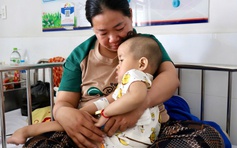 Con muốn sống: Bé 3 tuổi mắc bệnh hiếm, chị đi làm xa phụ cha mẹ cứu em