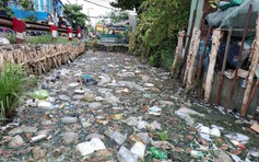 Những dòng kênh chứa đầy cỏ, rác