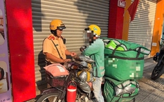 Hơn 1.000 xe máy đi trên vỉa hè bị CSGT TP.HCM phạt nguội: Tra cứu ra sao?