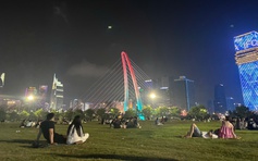 Tại sao 9-10 giờ tối, giới trẻ TP.HCM lại rủ nhau ra công viên?