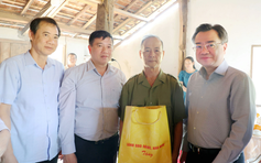 Ông Nguyễn Thanh Nghị thăm các gia đình chính sách tại xã Cư Jút