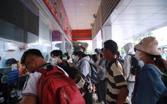 Bến xe Miền Tây đông nghẹt, nhiều tuyến hết vé từ tối 29.4