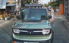 CSGT Phú Lâm phạt tài xế ô tô con đỗ xe ngược chiều lưu thông ở TP.HCM