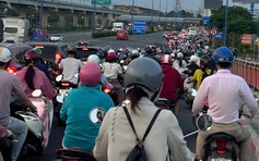 Nhiều người chở hành lý rời TP.HCM, đường sá ken đặc xe trước lễ 30.4 - 1.5
