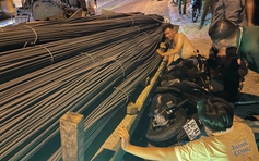 Xe đầu kéo chở thép đè bẹp xe máy trên quốc lộ 1