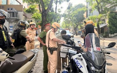 Lấn chiếm vỉa hè, dừng đỗ xe sai tràn lan: CSGT TP.HCM phạt gần 7.800 trường hợp