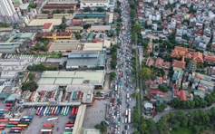 Đường phố kẹt cứng khi người dân ùn ùn rời Hà Nội nghỉ lễ 30.4 - 1.5.