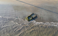 Quân đội tổ chức trục vớt xác xe tăng ở bãi biển Quy Nhơn