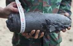 Phát hiện nhiều đạn pháo, súng ống khi trục vớt xác xe tăng ở biển Quy Nhơn