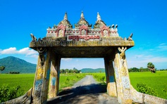 'Cổng trời' giữa cánh đồng lúa ở ngôi chùa Khmer vùng Bảy Núi