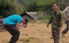 Lạc trong rừng sâu, khách Tây kiệt sức sau một đêm, chắp tay cảm ơn người Việt