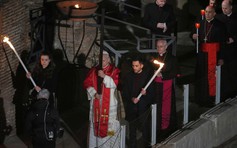 Giáo hoàng Leo nối lại truyền thống vác thánh giá trong lễ rước Thứ sáu Tuần Thánh