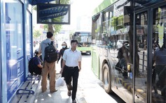 Người dân chờ triển khai xe buýt miễn phí