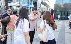 Thầy hiệu trưởng đến điểm thi từ 6 giờ sáng động viên học sinh thi năng lực