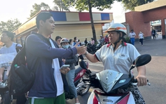 Chở con đi thi đánh giá năng lực từ tờ mờ sáng