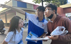 Tình nguyện viên hết mình hỗ trợ thí sinh thi đánh giá năng lực