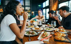 Xu hướng 'bỏ điện thoại mới được ăn ngon' đang bùng nổ ở Mỹ