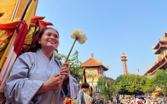 Hàng ngàn người thành kính dự lễ vía Quán Thế Âm