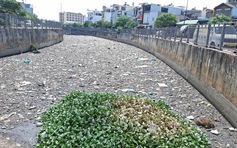 Rác ngập mặt kênh