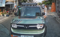 Tài xế ô tô con đi không đúng làn đường còn chửi bới, dọa đánh người