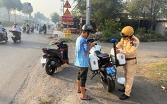 Xe máy vào làn ô tô để đi nhanh hơn: CSGT TP.HCM xử lý hàng chục trường hợp