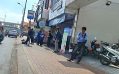 Hành khách phải đứng ngoài nắng chờ xe buýt