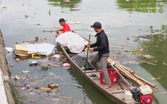 Đổ vỏ chai xuống sông ở Huế, bị lập biên bản và buộc trục vớt