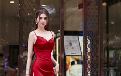 Mặc đầm hai dây dáng dài sao cho cuốn hút?