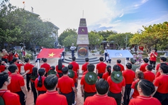 Thiêng liêng lễ chào cờ nơi đầu sóng Trường Sa