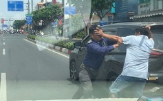 TP.HCM: Hai tài xế đánh nhau trong làn ô tô đường Phạm Văn Đồng