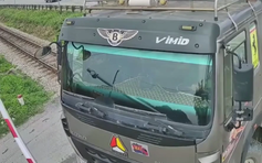 Tài xế xe tải cố tình vượt gác chắn đường sắt