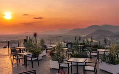Ngắm Nha Trang từ rooftop lúc hoàng hôn: Biển, núi và phố thị hiện ra rất khác