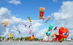 Hàng chục cánh diều khổng lồ hình tôm cua phủ kín bầu trời Cà Mau
